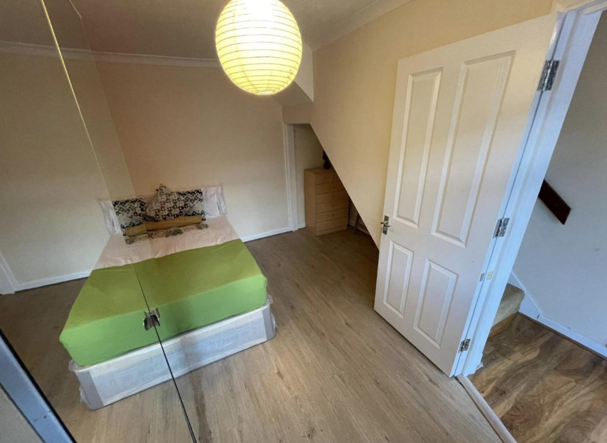 Cozy Urban Retreat: Shared Flat Living In The Heart Of E14 Privatunterkunft